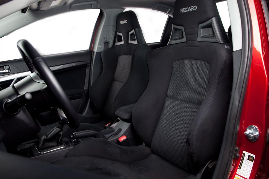  Mitsubishi Lancer Evolution X GSR 2012 года  (фото 13 из 18)
